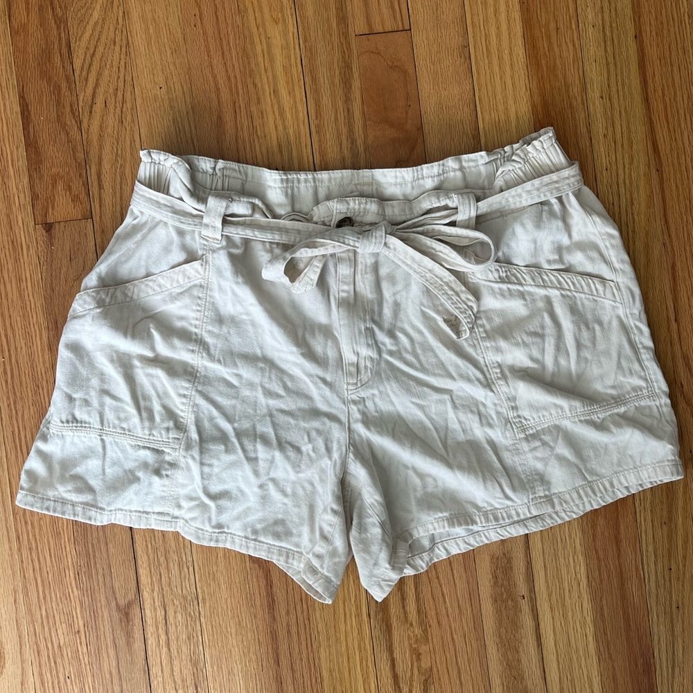 Old Navy Tie Waist High Rise Paperbag Shorts in Cream - Size XL